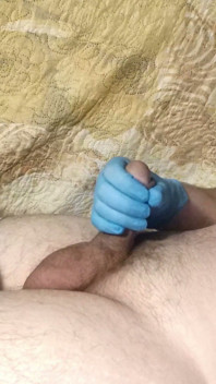 Příprava v kuchyni se pokazí - Solo Male si honí v modré rukavici