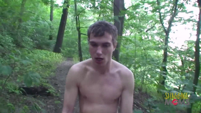 Shagging Stepmoms: Rothaarige reife schlampe im wald von vorne und von hinten