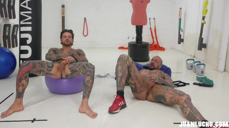 Juan Lucho Gay: Deux hommes hétéros tatoués dans la salle de sport