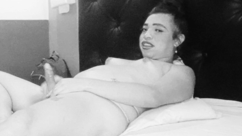 Ladyboy69: Přítel mé nevlastní sestry rád kouří trans ptáka, když jsme...