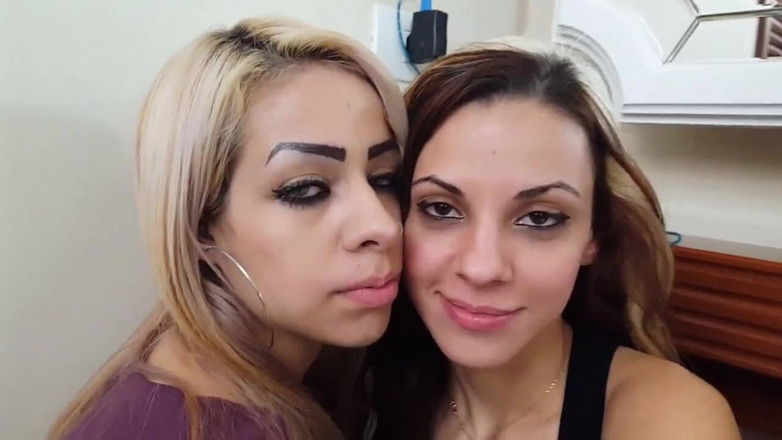 FetishKing: Lesbické líbání fronty k líbání top holek