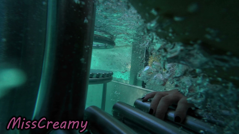 Miss Creamy: Francouzská učitelka Pussy Flash Veřejný bazén Chlapec pomáhá stříkat riskantní...