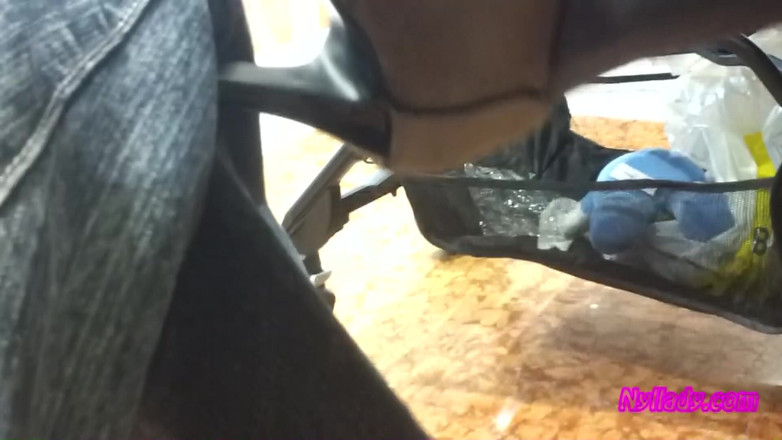 Nyllady: No bar acariciando meu marido com minhas mini botas cinzas