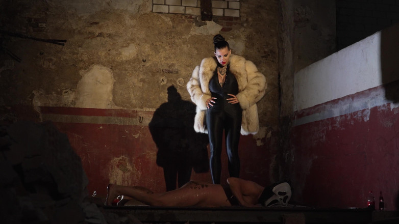 MissAlessaMilano: halloween toalett fetisch