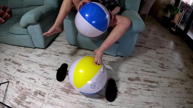 MilfyCalla: Gioca a pressione sulla palla da spiaggia stringi a piedi...