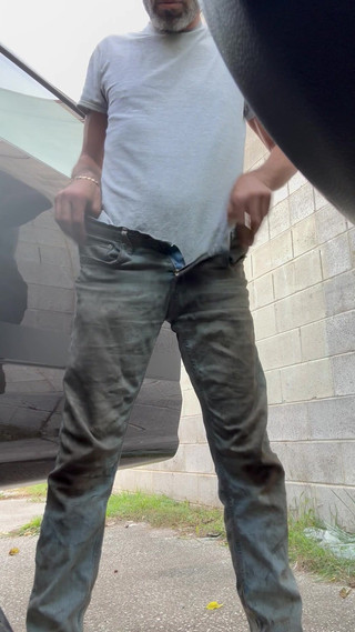 Kalvin Davinci: Piss During Work