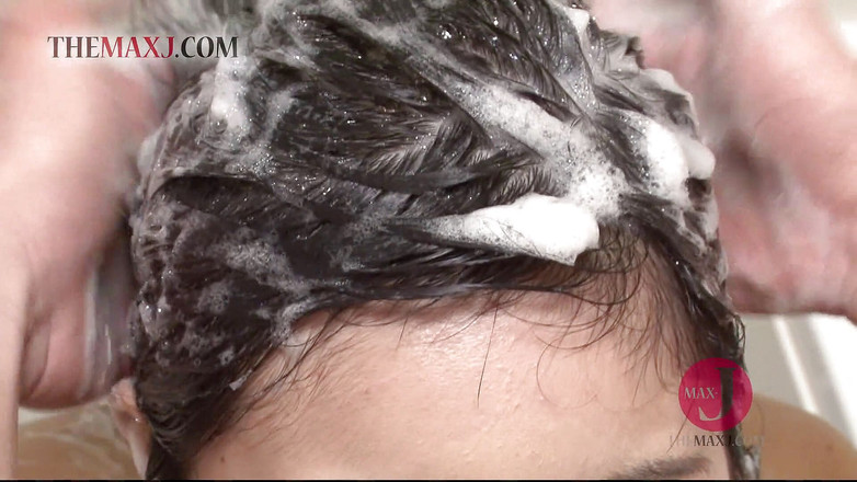 Asian happy ending: प्यारी एशियाई लड़की बाथरूम में उसका लंड चूसती है