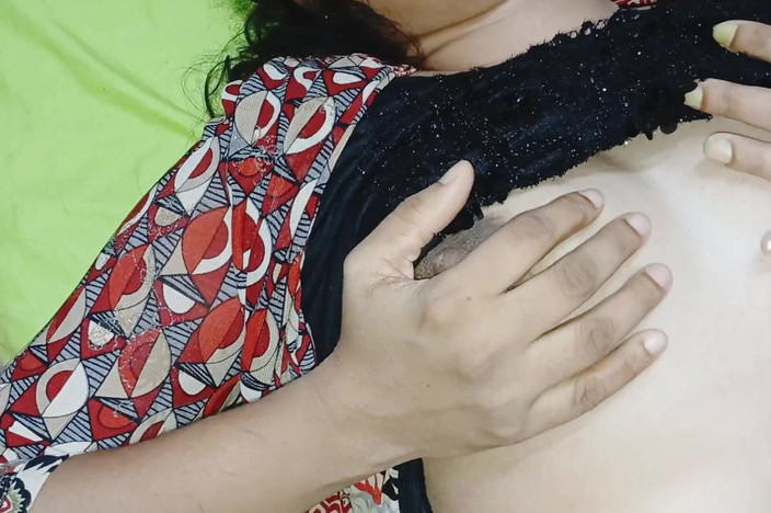 Apple Porn: Hintli üvey kız kardeş ilk kez amcık yalamanın tadını çıkarıyor