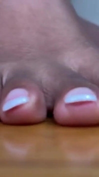 Vista De Cerca De Los Pies Con Pedicura Francesa De Giganta De Ébano