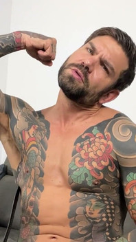 Tattooed Chulazo Menampilkan Segalanya dan Unduh