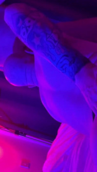 Seksi aydınlatmada üvey babasını sikiyor