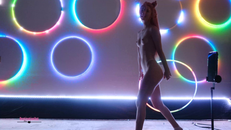 Destination Kat: Hula Hoop dansează și pozează fără sunet