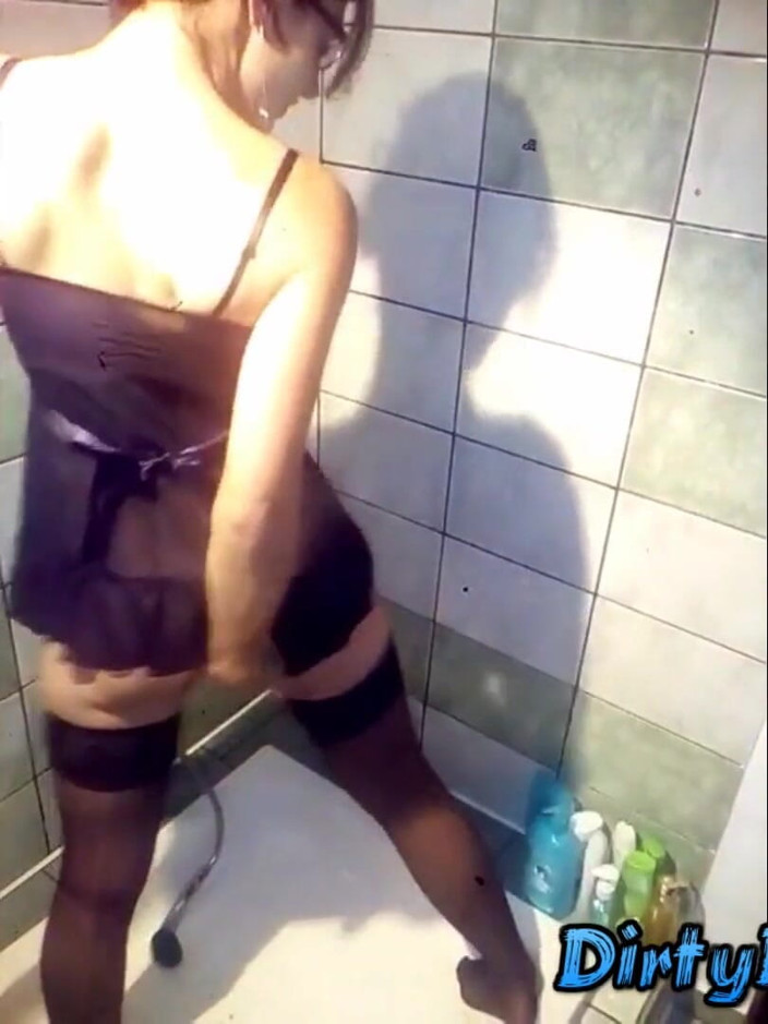 Dirty Brunette: Duşta sert mastürbasyon