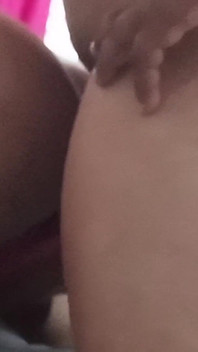 Con el ano abierto, la chica MILF se la vierte para correrse pronto y terminar con ello