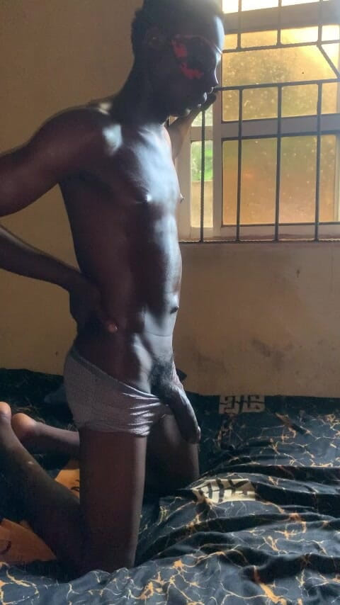 Honeyslim: Une longue bite baise un petit cul