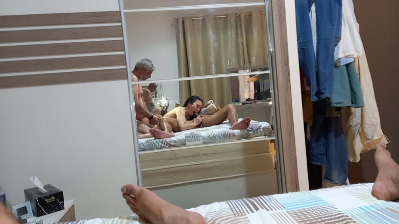 Jollyfuckingoldman: ผัวเข้าร่วมกับควยใหญ่ผิวดําและเมีย ตอน 1