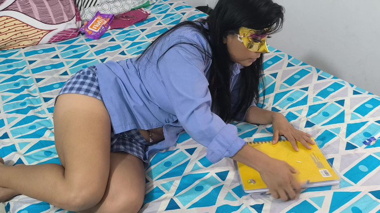 NEGRITA SEXY: Studenten gör läxor i styvmors hus och märker sedan något...