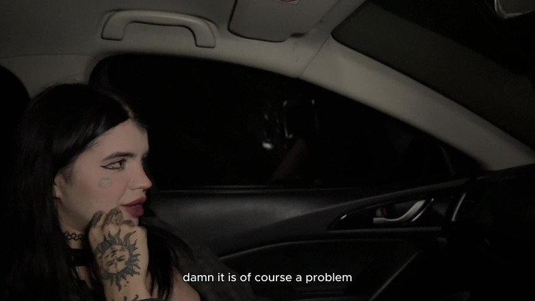 SkinLovers: Alt Girl은 택시 기사의 보짓물 가득한 자지로 젖은 구멍을 벌리기로 결정했습니다.