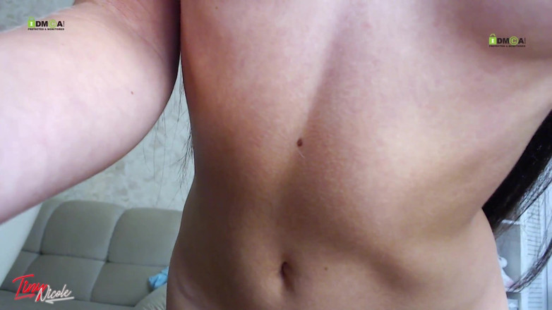Nicole Moon: Una Modella Di Webcam Nuda Di 18 Anni Che Balla in...