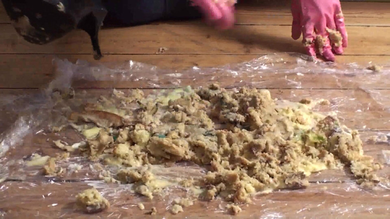 Femdom Austria: Bermain dengan makanan dan memijaknya