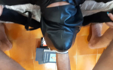 LauraOnHeels: Zrozená ke sání, bere velký penis do pusy a krku,...