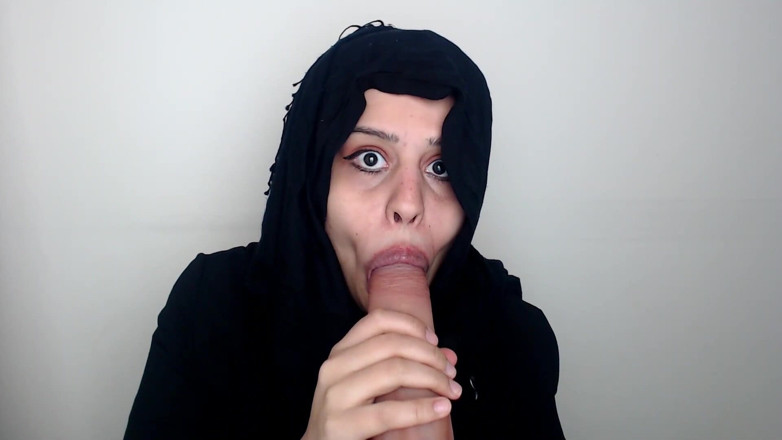 Evelyn Butt: Sekretaris nyepong kontol besar dan telan sperma