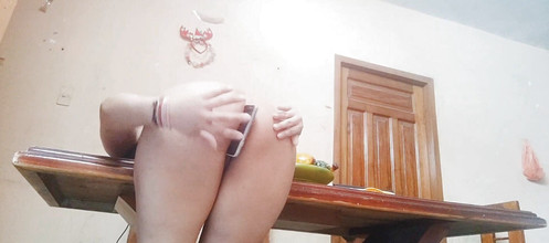 katha: Med min styvdotter hemma hos min flickvän knullar vi innan...