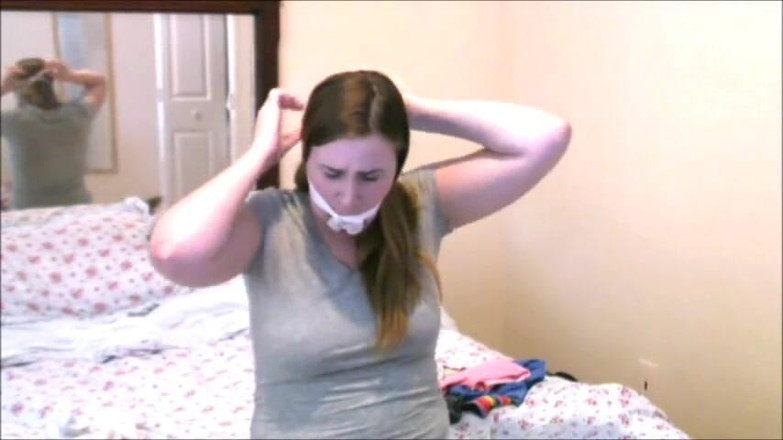 Selfgags classic: Alex interpreta una donnona - parte 2: catturata &amp; sock imbavagliata