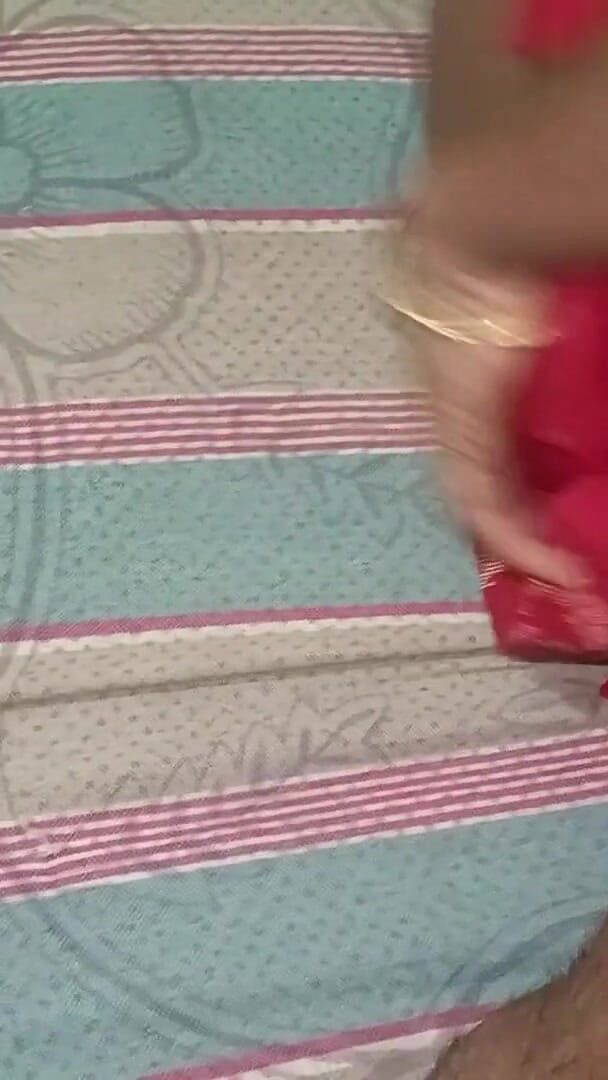Moglie indiana in abito rosso si fa ungere il sedere e scopare duramente in posizione a cagnolino - Video amatoriale (Desivillagecouple) Desi Wife in Red Dress Gets Oiled Ass & Hard Doggy Fuck - Homemade (Desivillagecouple)