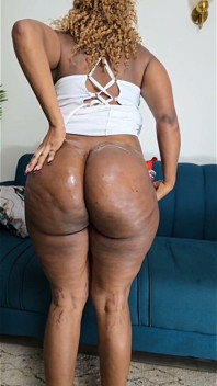 Rabuda grande em vestido branco oleando bunda e provocando