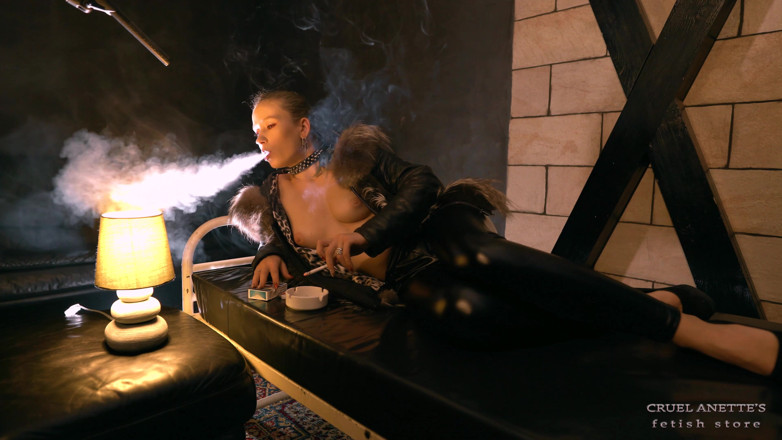 Cruel Anettes fetish world: Merokok di kamar chilly