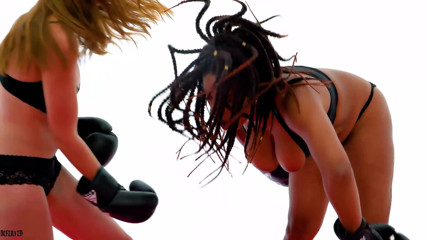 Defeated Sex Fight: Des chaudasses avec une grosse black dans un combat agressif...