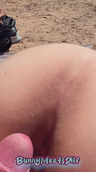 Téměř přistižena na kouření na nudistické pláži, jízda a zezadu POV