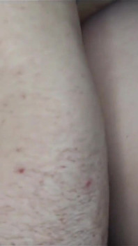 Šťavnatá MILFka dostala sladký creampie do její kundičky