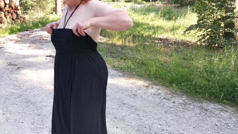 Bouncy Tits Action: 공공 장소에서 때리는 젖탱이
