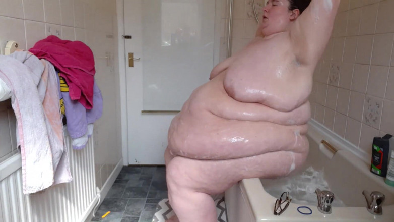 SSBBWLadyBrads: SSBBW เล่นท้องในห้องน้ำและอาบน้ำ