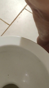 kencing dengan penis kecil.