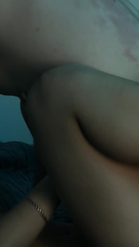 Cumming en su barriga