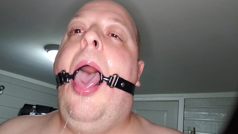 Charlieboy69: Hluboké kouření a 7 palcové dildo s roubíkem v ústech