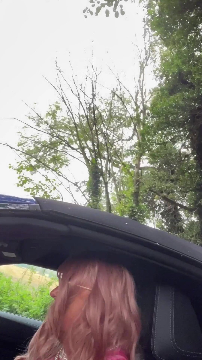 Kellycd2022: Sexy Crossdresser Kellycd2022 Fora para um Afternoon Drive em meias...
