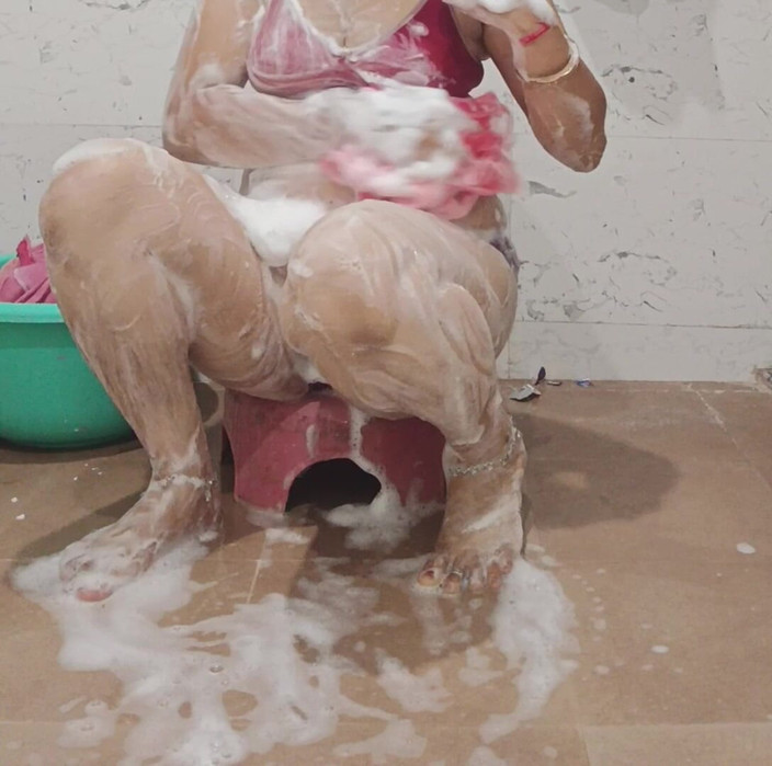 Priya hot 77: Priya bhabi quente banho show