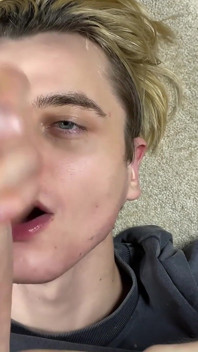 Exclusif : un mec mignon sert la bite de sa maître