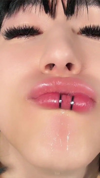 Usta w ślinie, brudne, werbalne plucie maminsynek, Self Facial