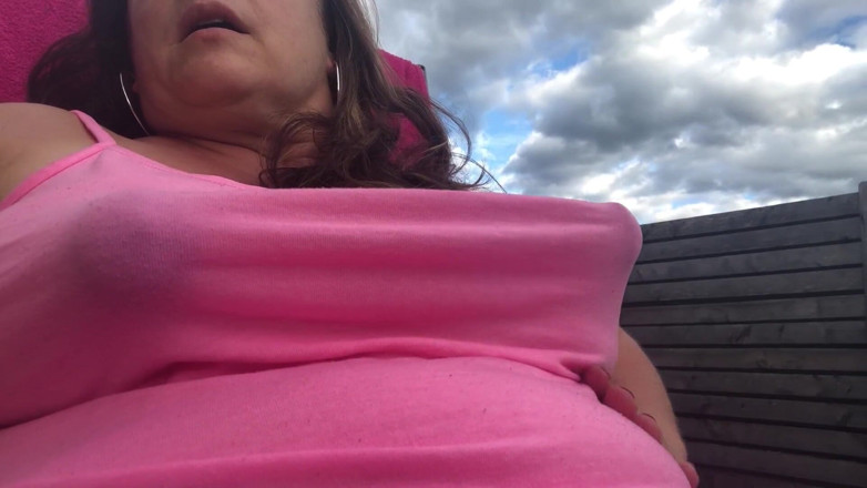 Tanja Tachee: Pechos de leche con 43
