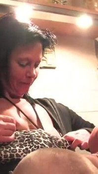 Awek bertatu dikongkek keras di dapur