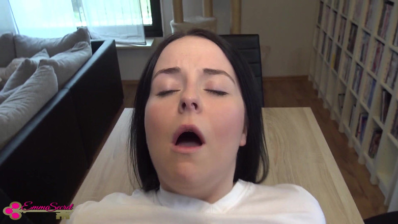 Emma Secret: Stříkání do kundičky ráno! Ošukal Ao na kuchyňském stole!