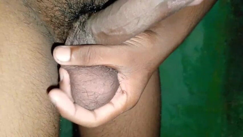 Ankitkumar8890: Un chico solitario masturbándose en silencio