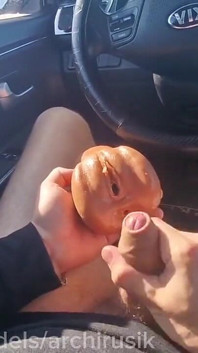 Yolda bir amcık buldular ve sert siktiler, kullanılmış bir sürtük dölle kaplı