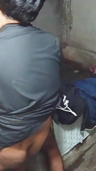Thand Mein Maja Aaya Gand Maar Kar Chut Mari Chhati Lagaye