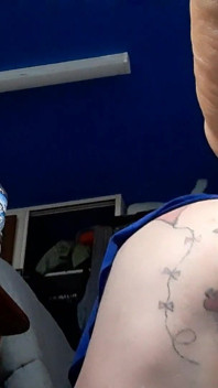 Sissy crossdresser med en tatuerad rövhål